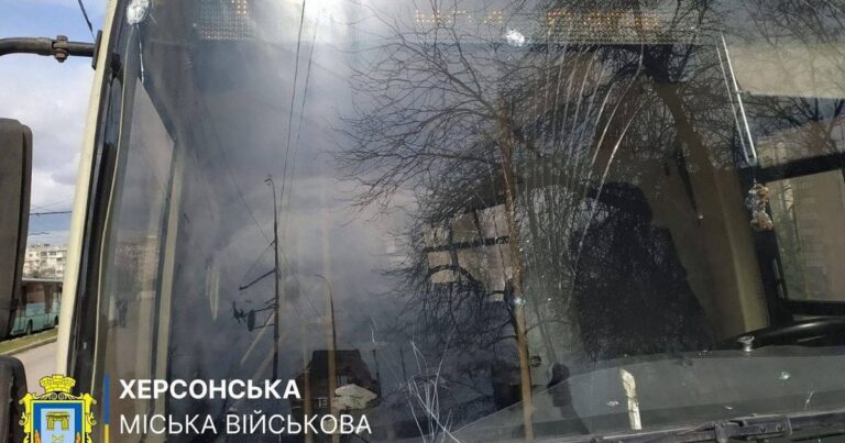У Херсоні дрон атакував маршрутний автобус: поранено водія