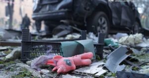 Дніпро під ударом: 10 годин терору, знайдені перші жертви, рятувальники борються із завалами