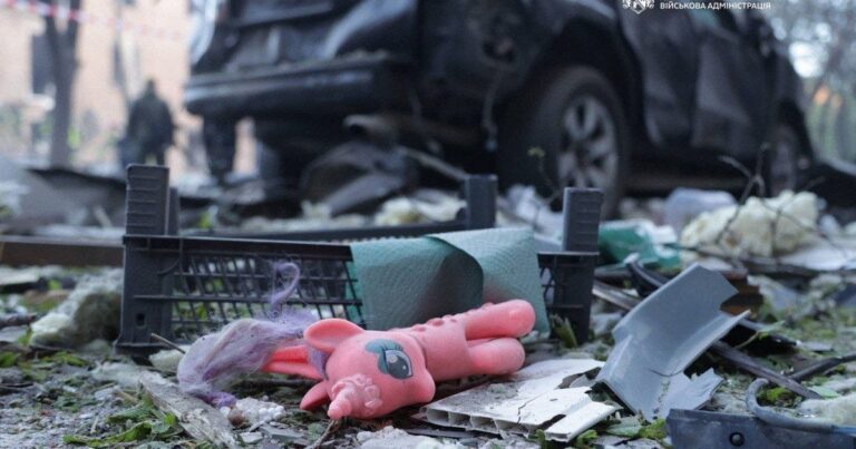 Дніпро під ударом: 10 годин терору, знайдені перші жертви, рятувальники борються із завалами