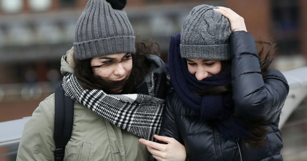 Погода в Україні 24 квітня: синоптики попереджають про заморозки до -5 градусів, штормовий вітер та сніг — Укрaїнa