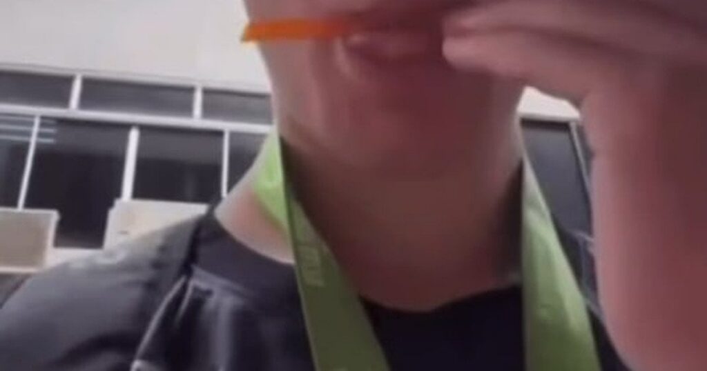 Французький студент облизав соломинку і може сісти у в'язницю - що сталося — Світ