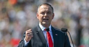 Несподіваний “гості”: Курйозний випадок зі снюсом у прямому ефірі за участю Президента Польщі!