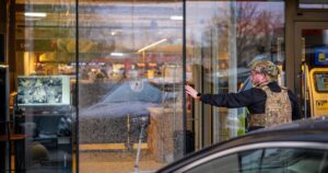 ШОК: Поліцейські втекли, залишивши дитину серед теракту у Києві!