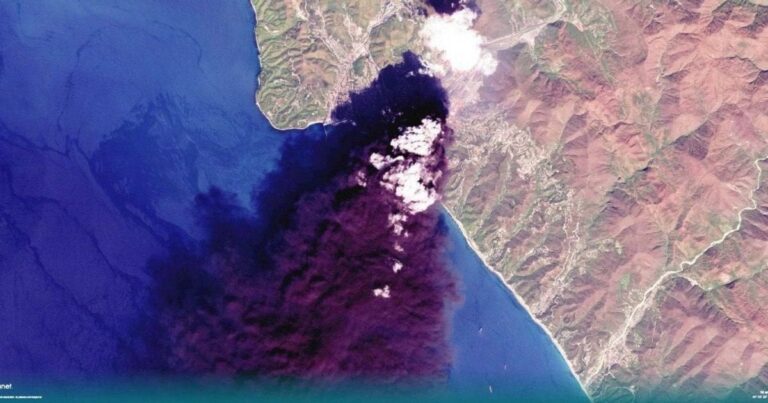 Атака дронів на Туапсе: Дим розтягнувся на 150 км, перебої з електропостачанням