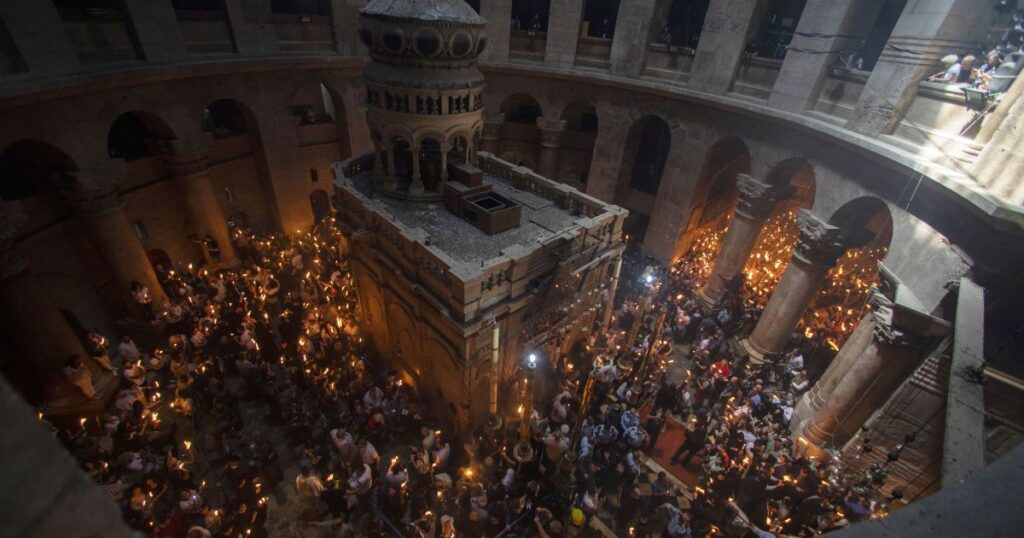 Благодатний вогонь зійшов у храмі Гробу Господнього в Єрусалимі 11 квітня 2026 — Світ