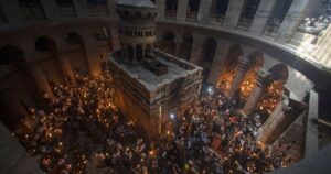 Благодатний вогонь зійшов у храмі Гробу Господнього в Єрусалимі 11 квітня 2026 — Світ