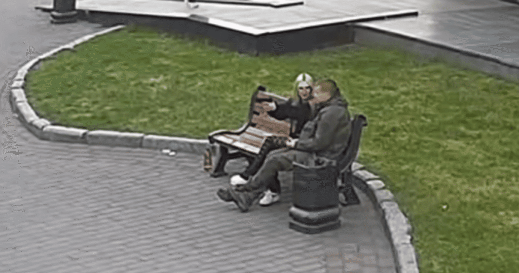 Стрілянина у центрі Луцька: дівчина поцілила у тролейбус із пасажирами (відео)