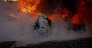 РФ завдала потрійного удару по обласному центру в Україні: спалахнула пожежа (фото)