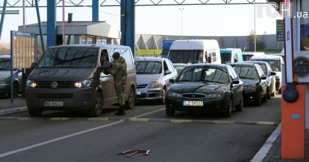 Провела майже добу на кордоні: українку не пустили до Польщі — що сталося