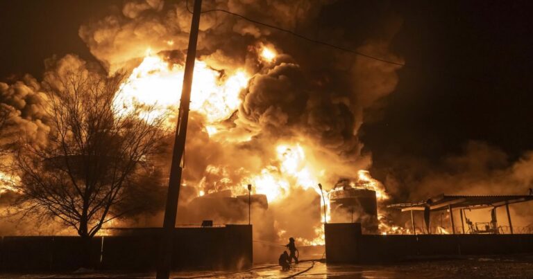 ГУЧНІ ВИБУХИ ТА ПОЖЕЖА В ТАГАНРОЗІ: УКРАЇНА ЗАДАЛА ТОЧНОГО УДАРУ ПО ЗАВОДУ ДРОНІВ!