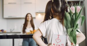 День матері 2026 року: коли святкувати в Україні та які традиції існують у різних країнах світу