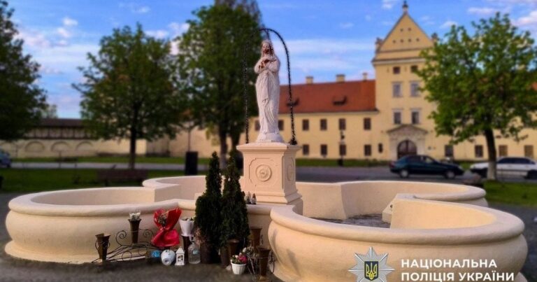 Шокуючий Вандалізм у Жовкві: Святиню Забруднили Кетчупом! Поліція Шукає Зловмисника