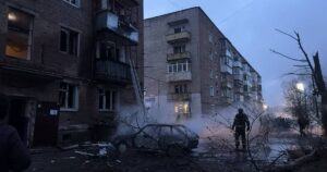 Росіяни вдарили по центру Конотопа: загорівся житловий будинок