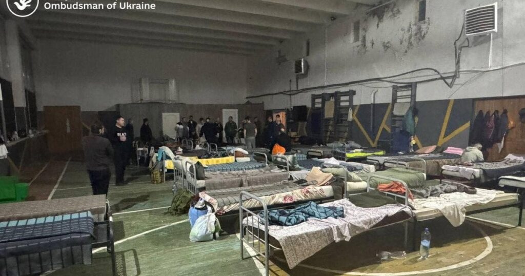 Ужгородський ТЦК — суд визнав керівника винним у перешкоджанні представнику омбудсмена — Укрaїнa