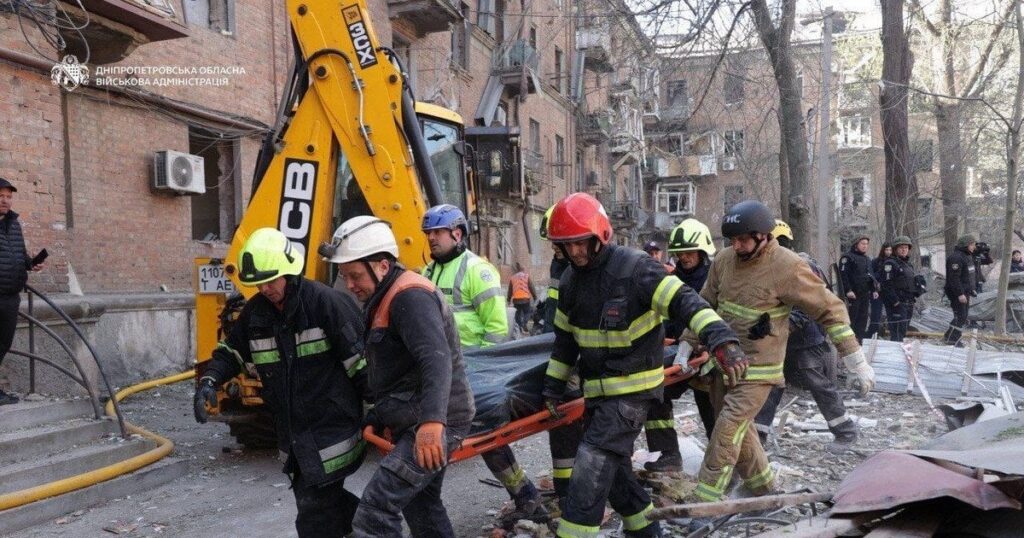 Розбите скло, шок, тяжкопоранені і загиблі: Росія масовано атакувала обласний центр України
