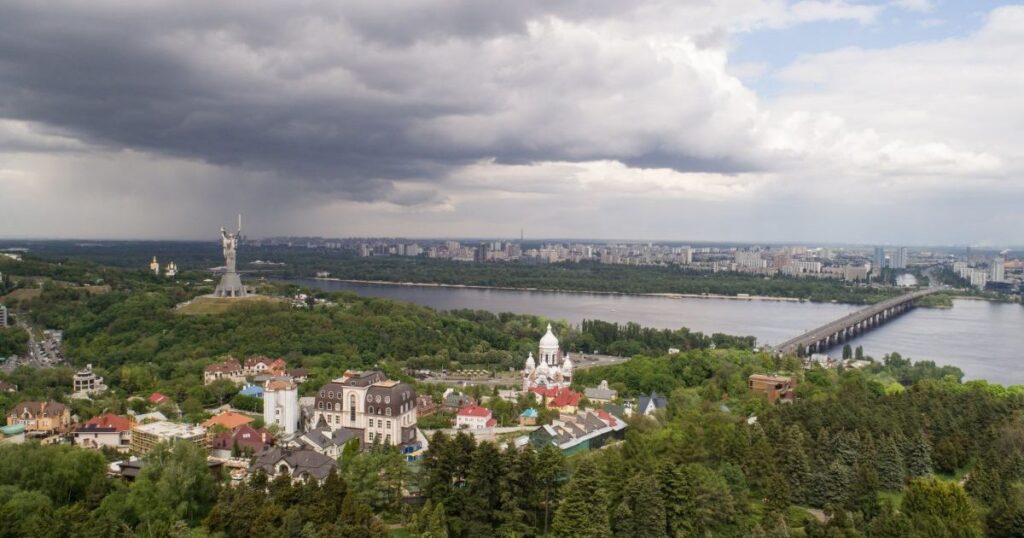 Заморозки та сніг: на Київ суне подвійний удар стихії — синоптики попередили про різку зміну погоди