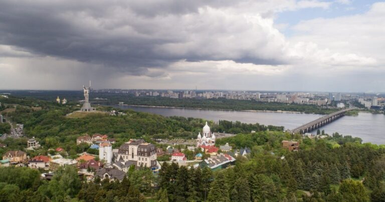 Подвійний удар стихії: на Київ сунуть заморозки та сніг! Синоптики попереджають про різку зміну погоди