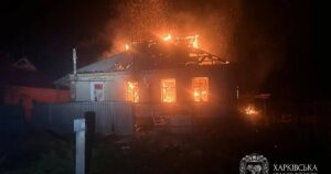 НІЧНА ТРАГЕДІЯ НА ХАРКІВЩИНІ: УДАР БЕЗПІЛОТНИКА СПРИЧИНИВ ПОЖЕЖУ ТА ПОШКОДЖЕННЯ ЖИТЛА – Є ПОСТРАЖДАЛІ!