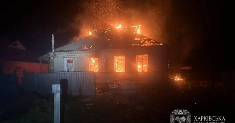 НІЧНА ТРАГЕДІЯ НА ХАРКІВЩИНІ: УДАР БЕЗПІЛОТНИКА СПРИЧИНИВ ПОЖЕЖУ ТА ПОШКОДЖЕННЯ ЖИТЛА – Є ПОСТРАЖДАЛІ!