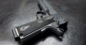 Небезпечна знахідка: 12-річний хлопчик у Ніжині постраждав від пострілу предмету, схожого на пістолет – як уникнути подібних трагедій