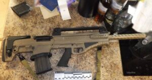 Постійно ходив зі зброєю: що відомо про чоловіка, якого затримали з карабіном і сотнею набоїв у ЖК Києва — Киев