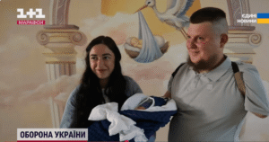 Герой України, який втратив обидві руки, став батьком: відео із виписки маленького Натаніеля