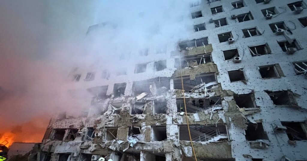 Вбита дитина, люди під завалами, "прильоти" по будинках: РФ влаштувала кривавий терор у містах України (фото, відео) Вбита дитина, люди під завалами, "прильоти" по будинках: РФ влаштувала кривавий терор у містах України (фото, відео)