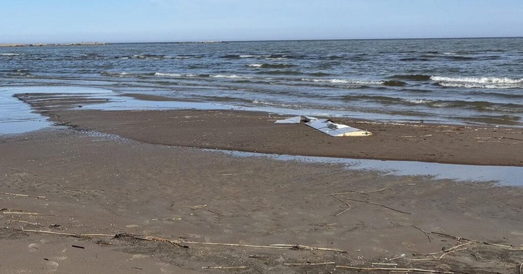 Уламок дрона в Естонії — на березі моря знайшли фрагмент крила, йде перевірка — Світ Уламок дрона в Естонії — на березі моря знайшли фрагмент крила, йде перевірка — Світ