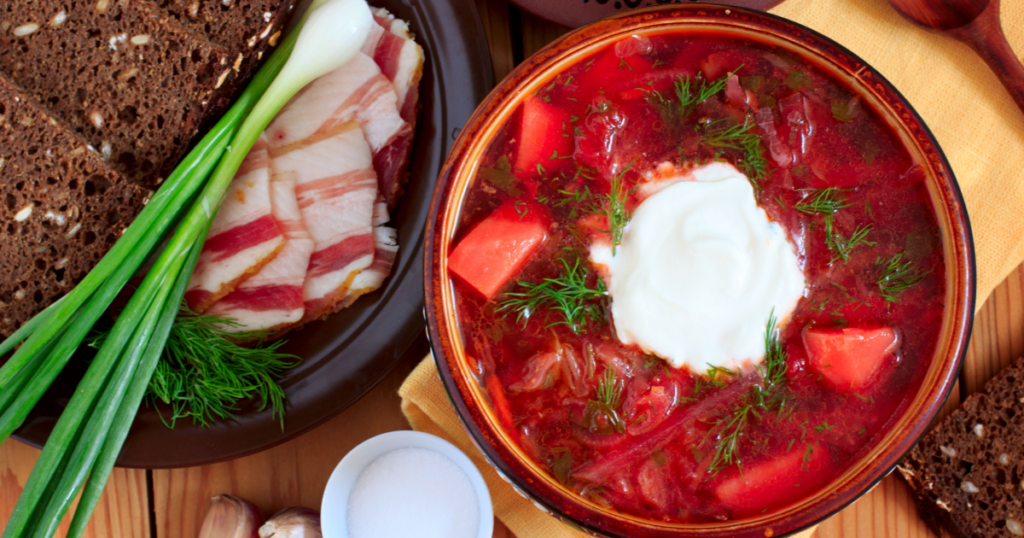 Що спочатку класти в борщ — картоплю чи капусту: яка правильна послідовність додавання овочів — Різне