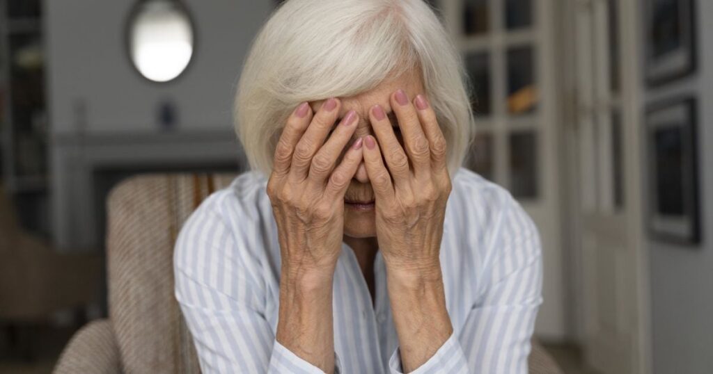 Бабуся-геймерка спричинила переполох - поліція вдерлася до оселі — Цікaвинки Бабуся-геймерка спричинила переполох - поліція вдерлася до оселі — Цікaвинки