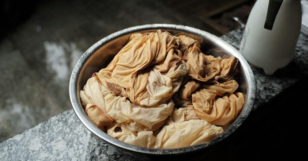 Чи потрібно замочувати одяг перед пранням: експерти розкрили, коли це дійсно необхідно, а коли можна обійтися без цього