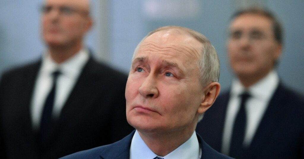 Путін із кривавою свічкою на Великдень заявив про добро і справедливість — Політика