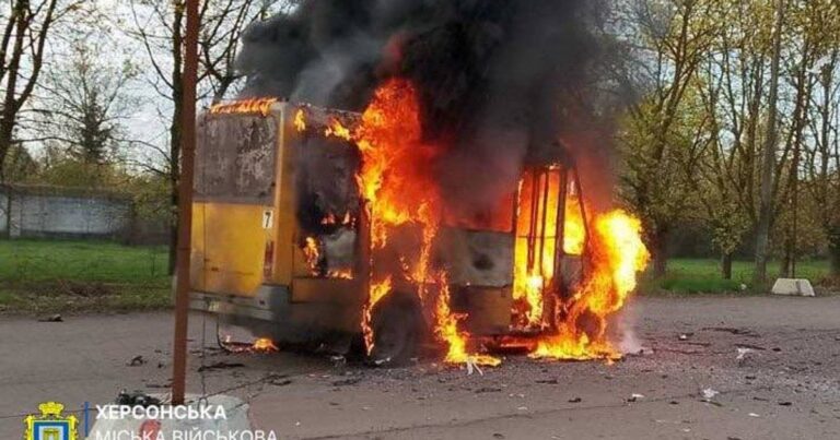 Херсон під обстрілом: російські окупанти атакували маршрутку з пасажирами