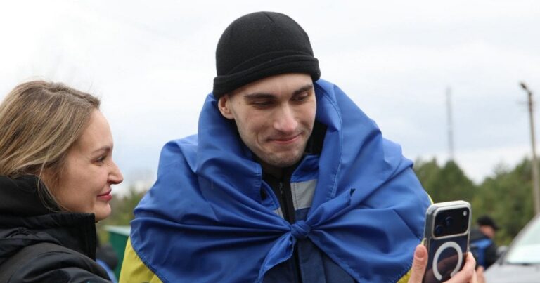 Сльози щастя та перші обійми: як зустрічали звільнених з полону захисників