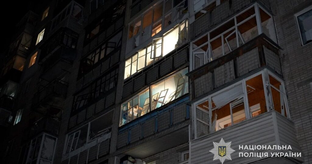 “Прильоти” по житлових кварталах, кількість поранених зросла: РФ атакувала обласний центр (фото, відео)