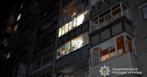 ЖИТЛОВІ КВАРТАЛИ СУМ ПІД ВОГНЕМ: НІЧНА АТАКА РФ ЗАЛИШИЛА ПОРАНЕНИХ ТА РУЙНУВАННЯ