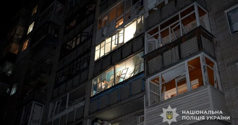 ЖИТЛОВІ КВАРТАЛИ СУМ ПІД ВОГНЕМ: НІЧНА АТАКА РФ ЗАЛИШИЛА ПОРАНЕНИХ ТА РУЙНУВАННЯ