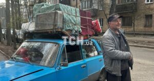 «Тягнули по Києву як барона»: історія пенсіонера з Донбасу, який вивіз із пекла війни 18 курей та собаку