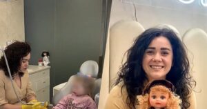 Шокуюча історія: Стоматологиня, яку судили за жорстоке поводження з дітьми, знову лікує малюків! Громадськість обурена!