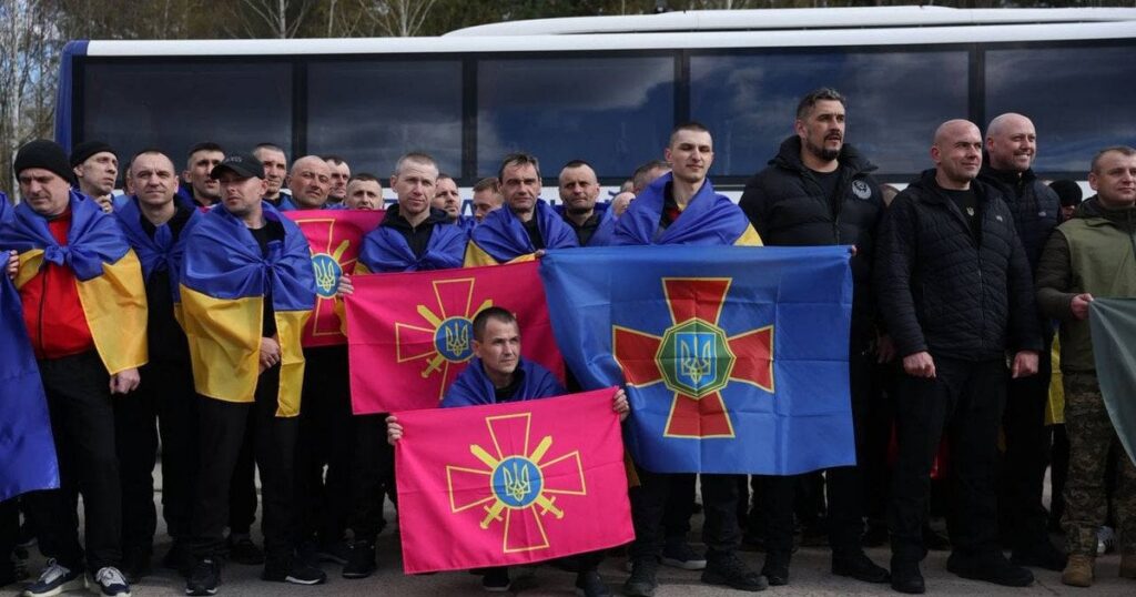 Обмін полоненими: до України повернулися 12 представників системи МВС — Укрaїнa