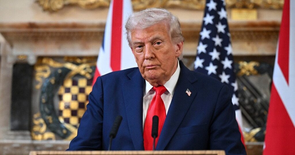 "Не слухайтеся його!": у США закликають військових до непокори Трампу через удари по Ірану