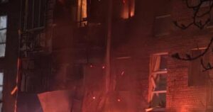 Атака безпілотника на багатоповерхівку в Сумах: є постраждалі діти