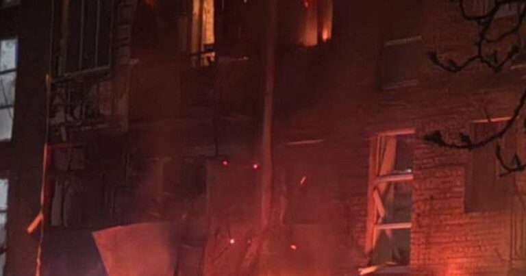 Атака безпілотника на багатоповерхівку в Сумах: є постраждалі діти