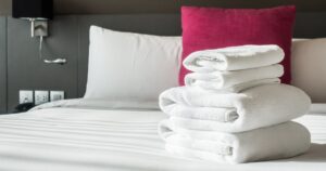 Чи варто прати нову постіль перед використанням: думки експертів та практичні поради