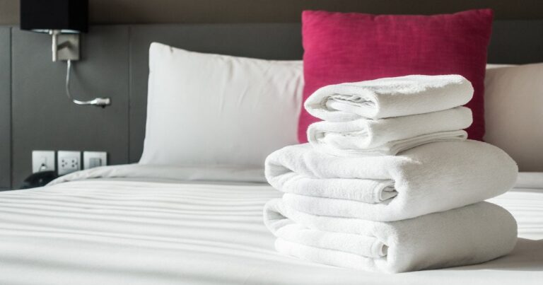 Чи варто прати нову постіль перед використанням: думки експертів та практичні поради