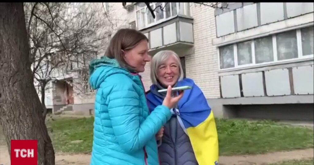 "Вашого брата обміняли": сестра захисника розплакалася після звістки про повернення з полону (відео)