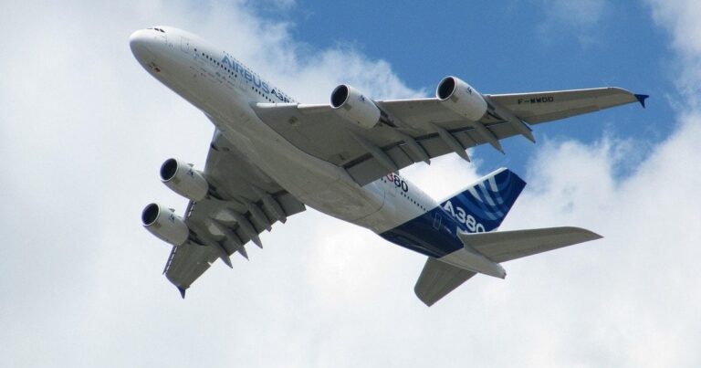 Європа на межі авіаційного колапсу: дефіцит пального загрожує зупинкою рейсів