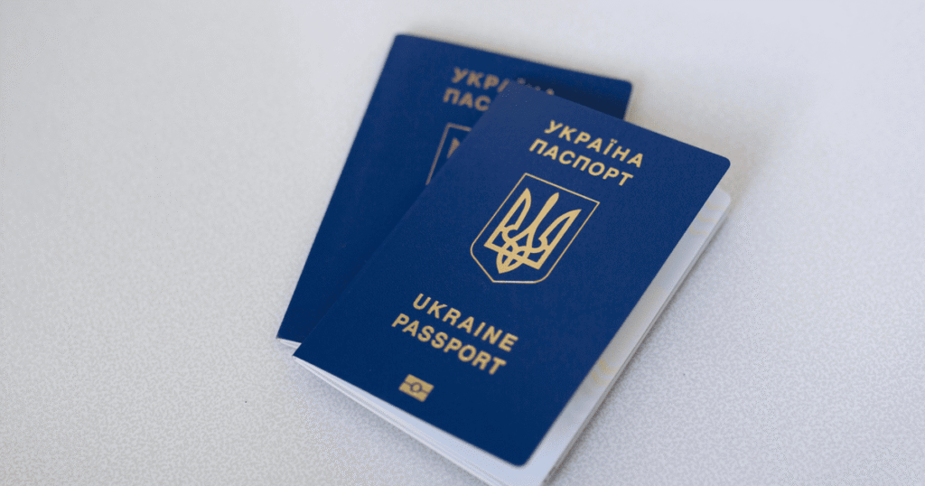 Чи обов’язково міняти паспорт-книжечку на ID-картку — Укрaїнa