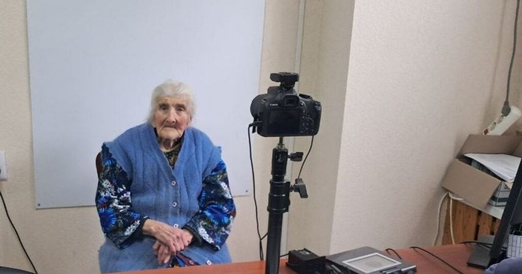 У Слов'янську 100-річна бабуся оформила закордонний паспорт: куди поїде — Укрaїнa