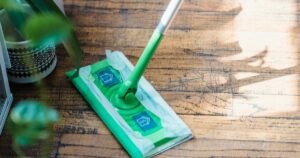 Сім засобів, якими ніколи не можна чистити дерев’яну підлогу: поради професіоналів з догляду за паркетом